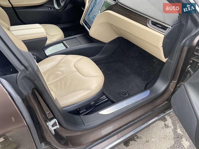 Лифтбек Tesla Model S 2015 в Киеве
