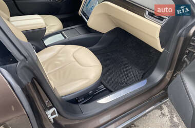 Лифтбек Tesla Model S 2015 в 