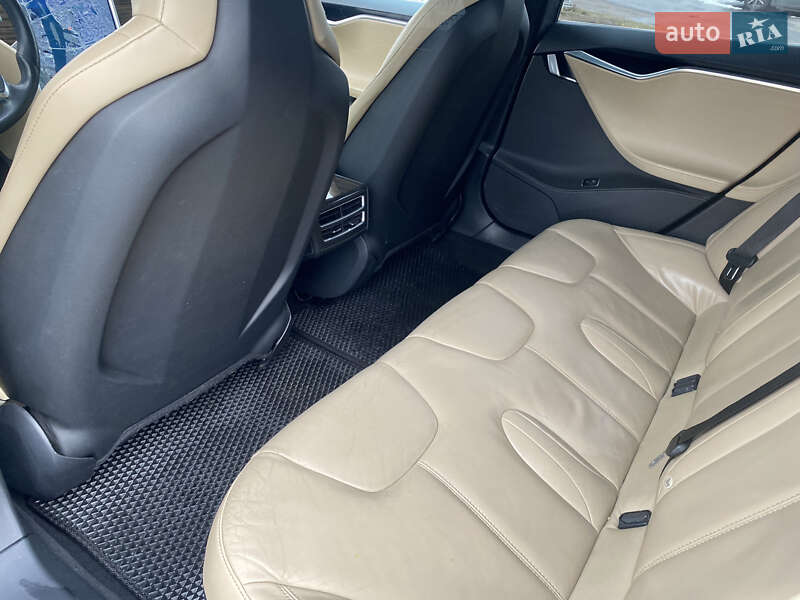Лифтбек Tesla Model S 2015 в Киеве
