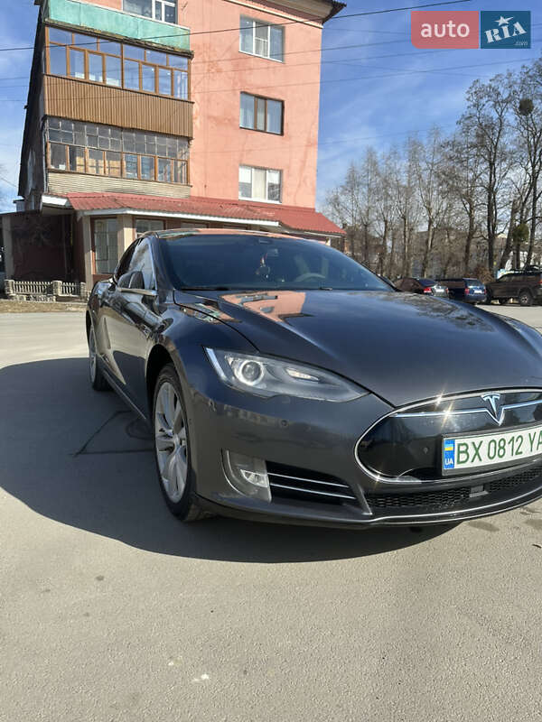 Лифтбек Tesla Model S 2015 в 