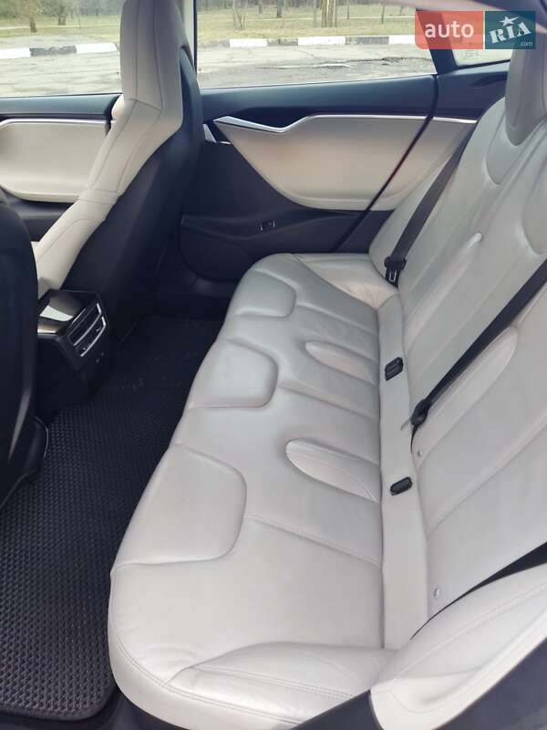Ліфтбек Tesla Model S 2016 в Запоріжжі