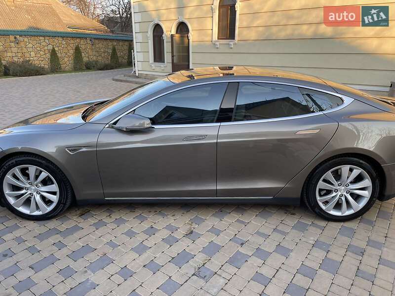 Ліфтбек Tesla Model S 2015 в Вінниці