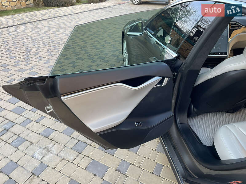 Ліфтбек Tesla Model S 2015 в Вінниці
