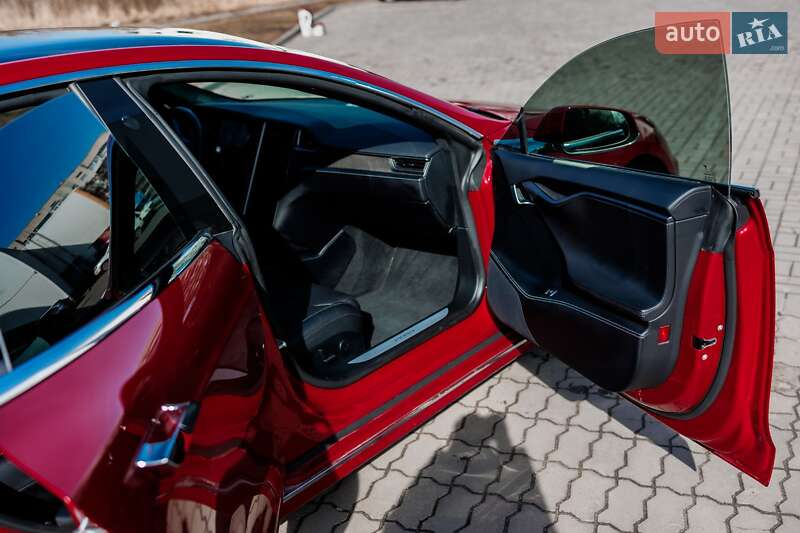 Лифтбек Tesla Model S 2019 в Львове