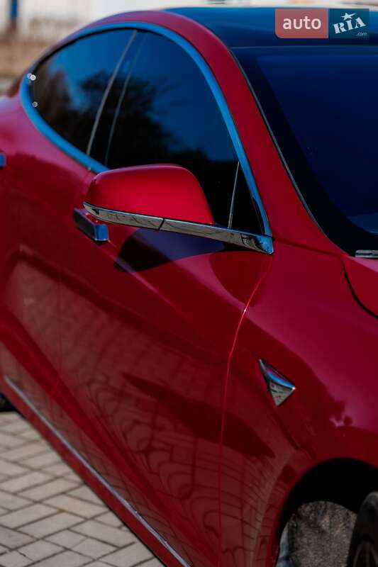 Лифтбек Tesla Model S 2019 в Львове