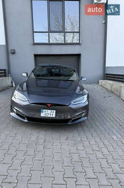 Ліфтбек Tesla Model S 2015 в Чернівцях