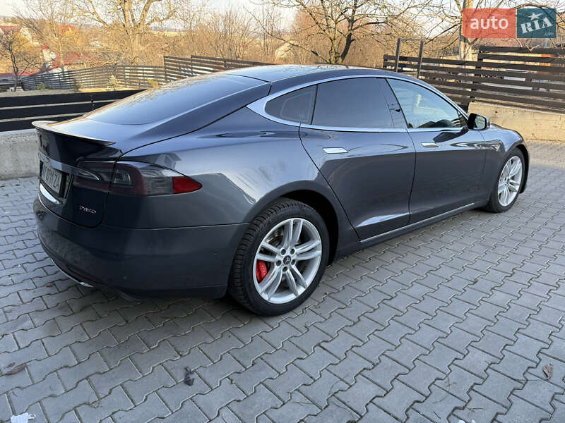 Лифтбек Tesla Model S 2015 в Черновцах
