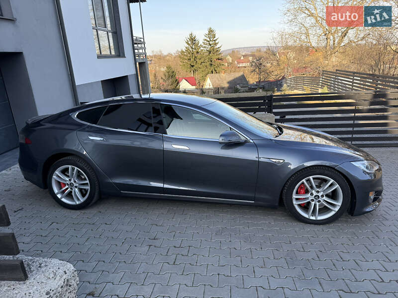 Лифтбек Tesla Model S 2015 в Черновцах