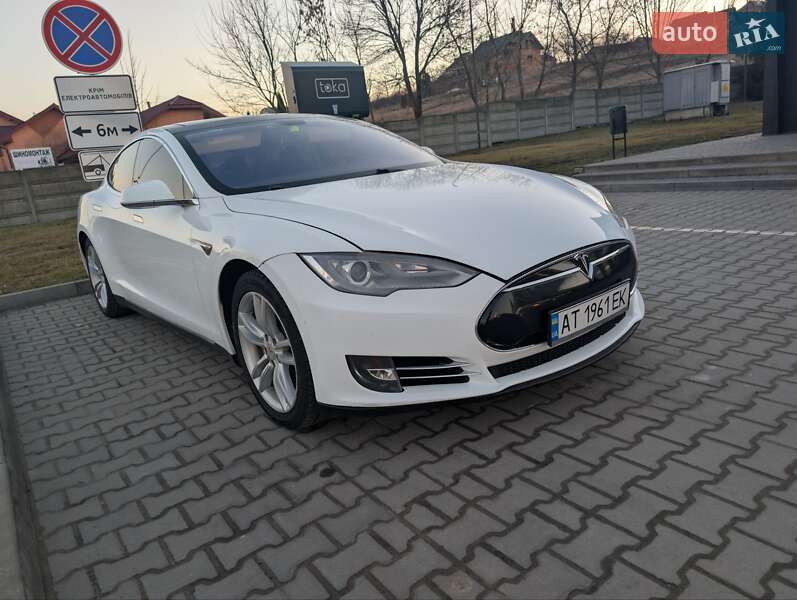Ліфтбек Tesla Model S 2013 в 