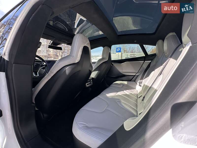 Ліфтбек Tesla Model S 2016 в Тернополі