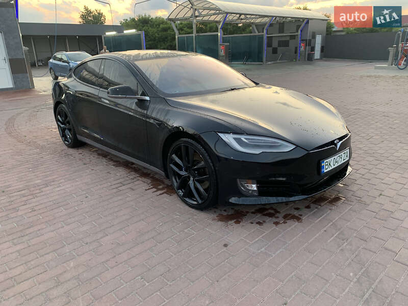 Ліфтбек Tesla Model S 2017 в Сарнах