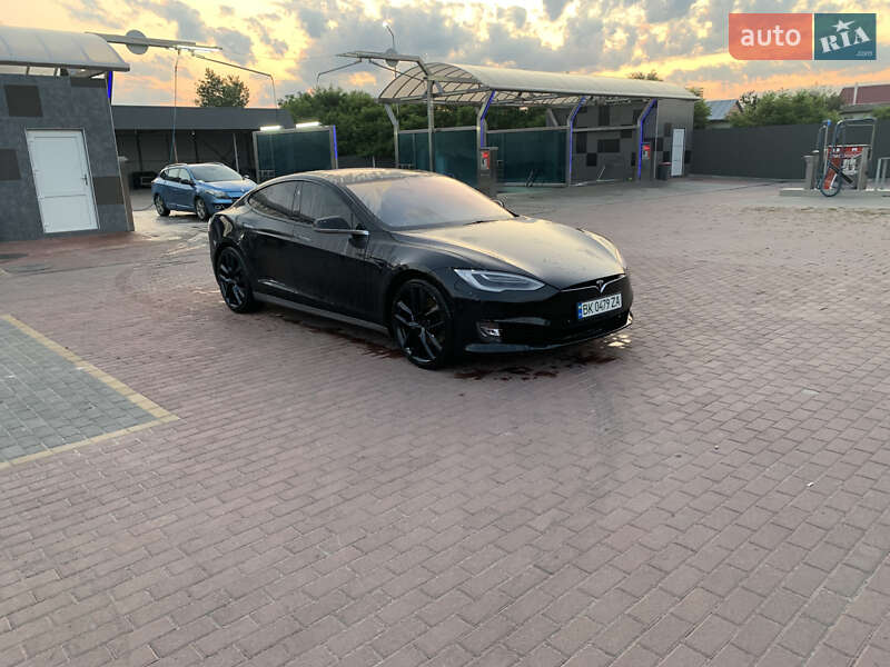 Ліфтбек Tesla Model S 2017 в Сарнах