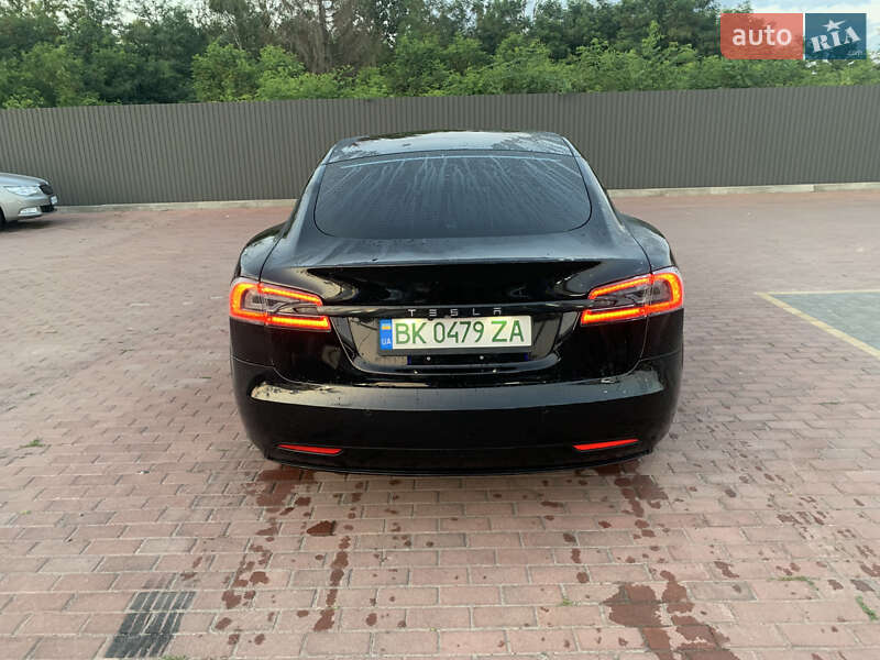 Ліфтбек Tesla Model S 2017 в Сарнах