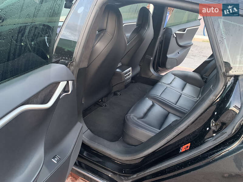 Ліфтбек Tesla Model S 2017 в Сарнах
