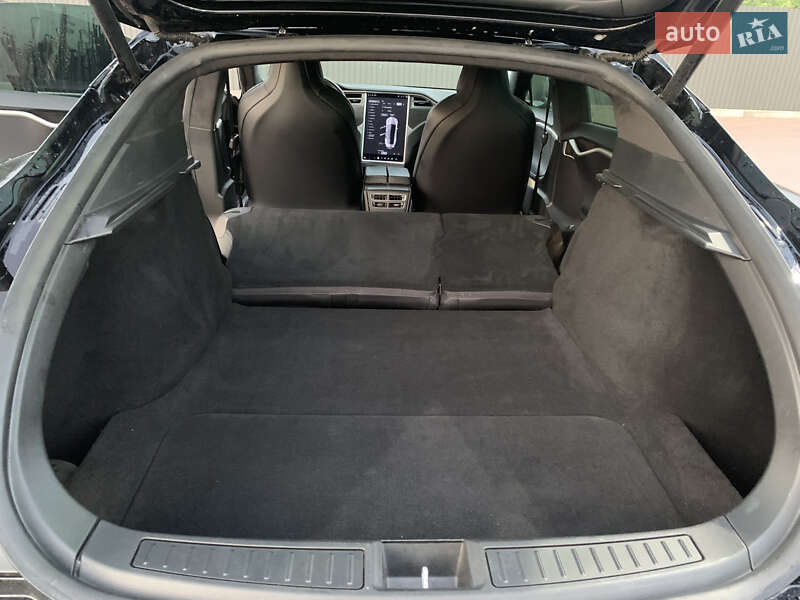 Ліфтбек Tesla Model S 2017 в Сарнах