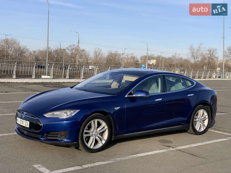 Tesla Model S 2015