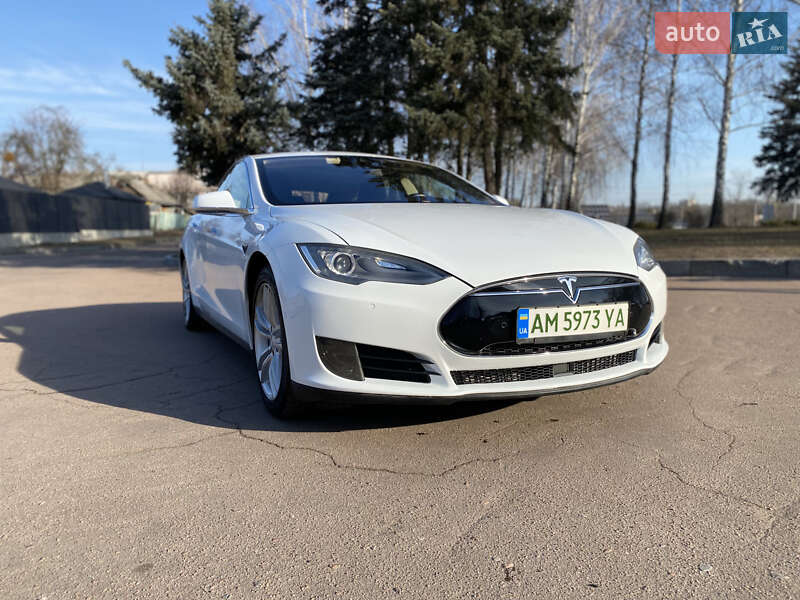Лифтбек Tesla Model S 2016 в Житомире