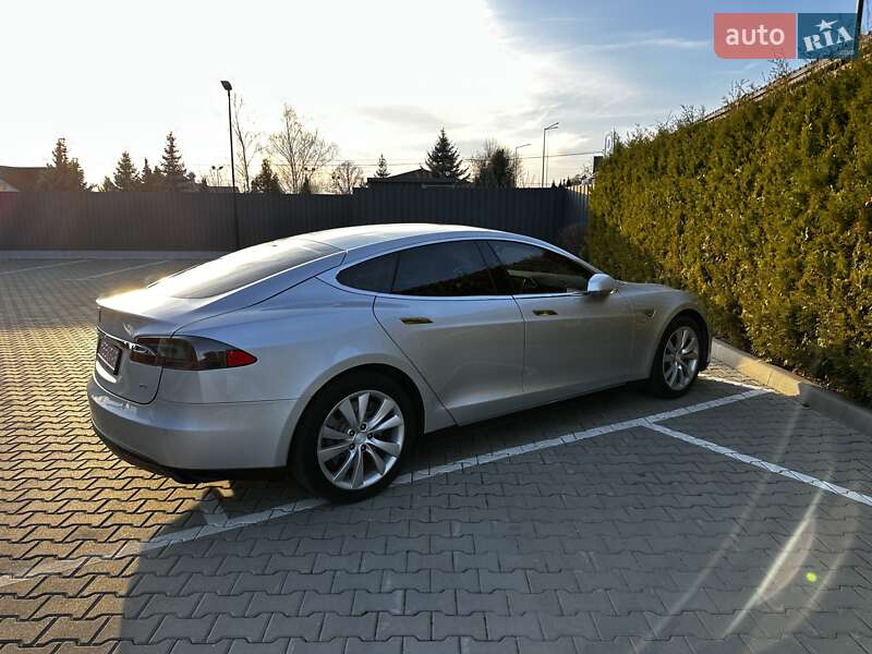 Ліфтбек Tesla Model S 2014 в Києві