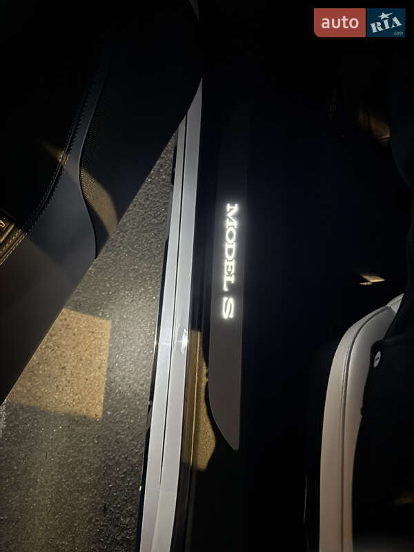 Лифтбек Tesla Model S 2018 в Киеве