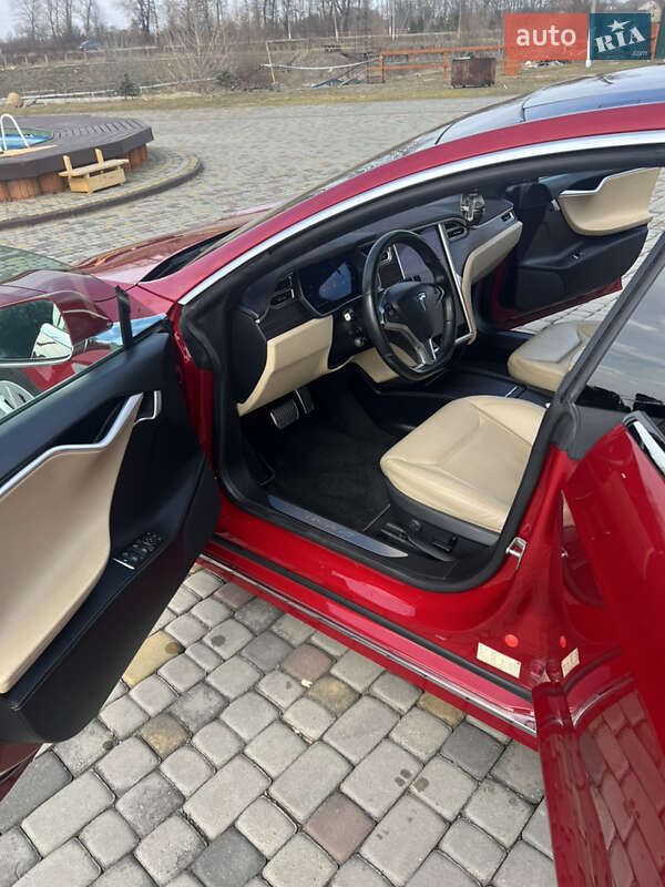 Лифтбек Tesla Model S 2016 в Черновцах