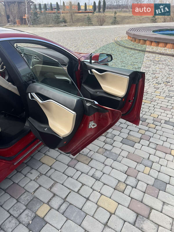 Лифтбек Tesla Model S 2016 в Черновцах