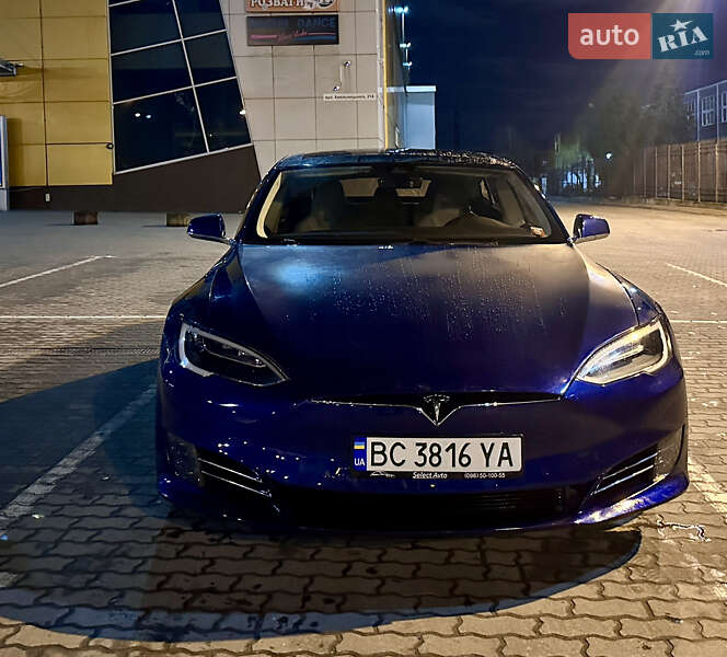 Лифтбек Tesla Model S 2016 в Львове