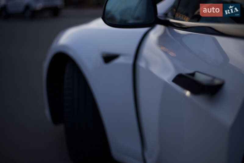 Ліфтбек Tesla Model S 2019 в Києві