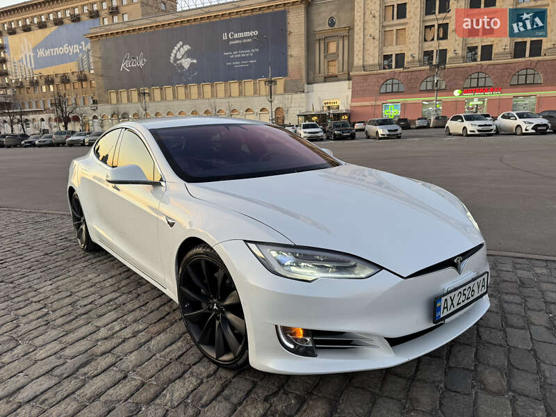 Лифтбек Tesla Model S 2017 в 