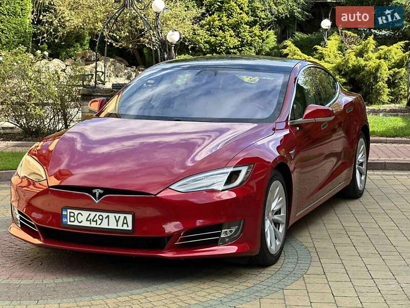 Ліфтбек Tesla Model S 2017 в Львові