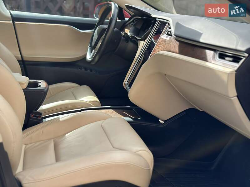 Ліфтбек Tesla Model S 2017 в Львові