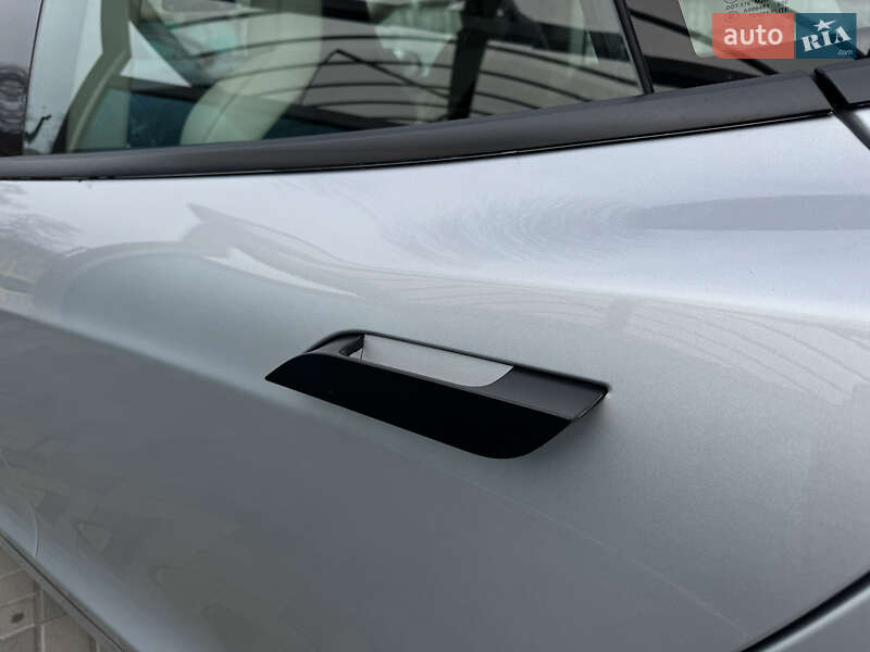 Ліфтбек Tesla Model S 2018 в Дніпрі