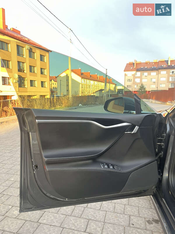 Ліфтбек Tesla Model S 2015 в Львові