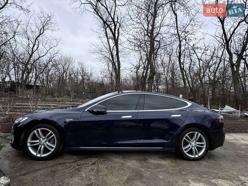 Ліфтбек Tesla Model S 2015 в Дніпрі