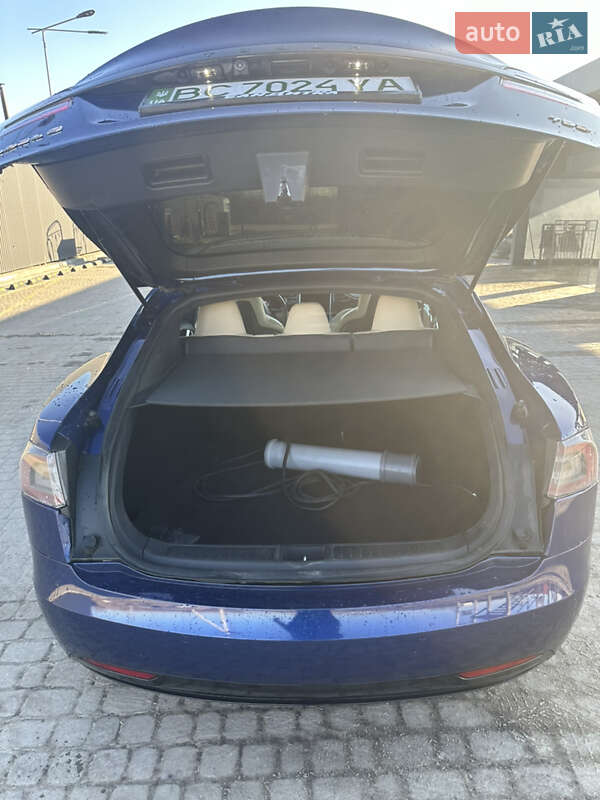 Лифтбек Tesla Model S 2016 в Львове