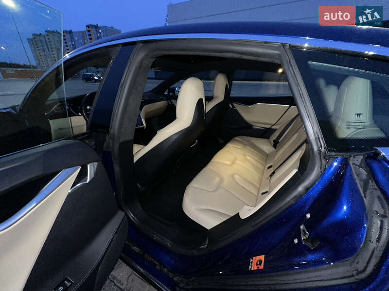Лифтбек Tesla Model S 2015 в Киеве