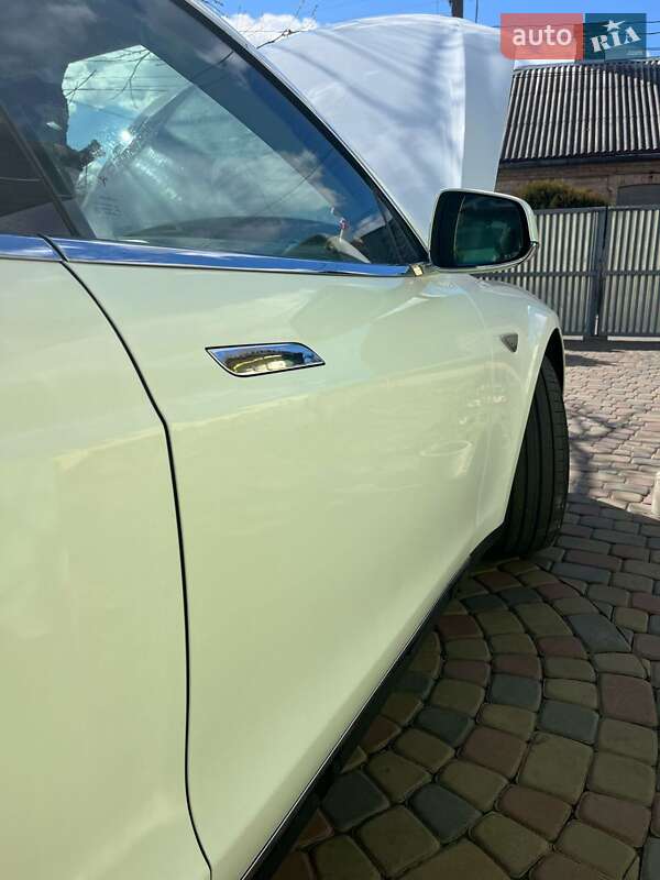 Лифтбек Tesla Model S 2015 в Луцке