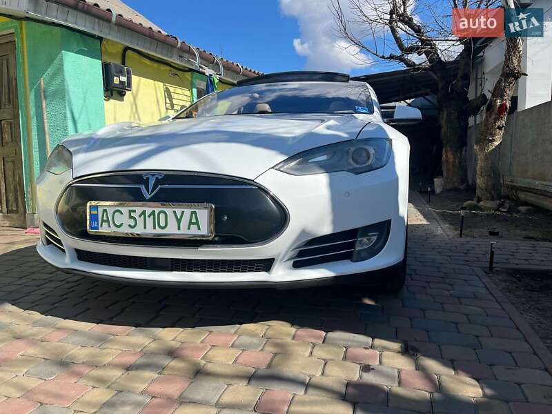 Tesla Model S 2015