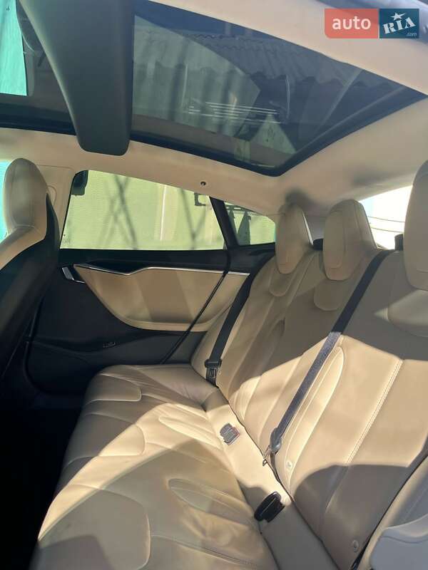Лифтбек Tesla Model S 2015 в Луцке