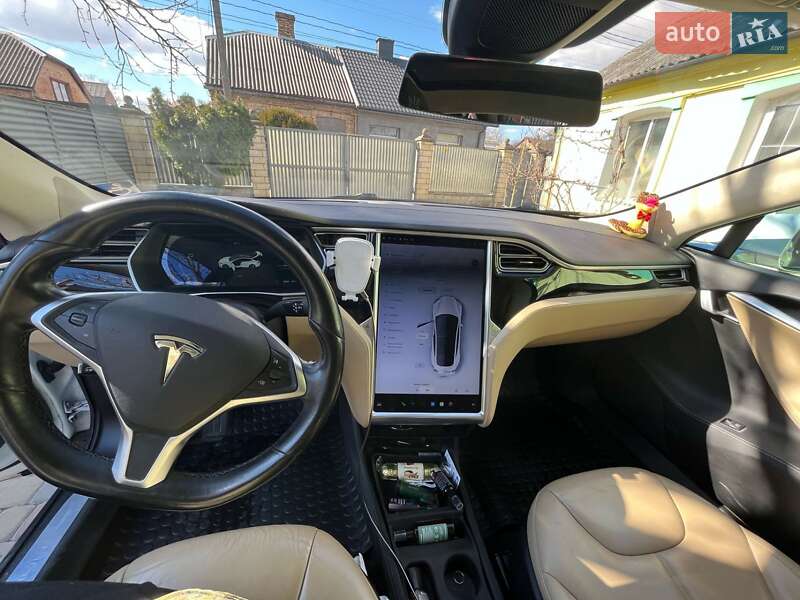 Лифтбек Tesla Model S 2015 в Луцке