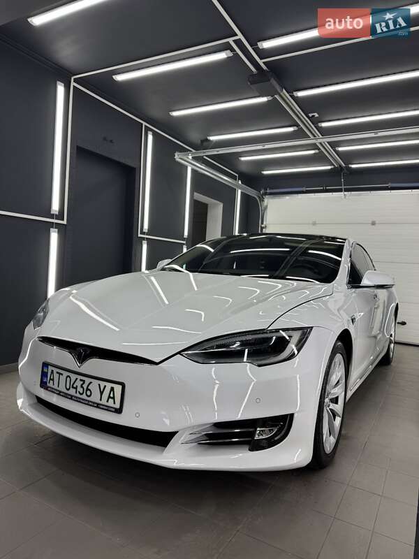 Лифтбек Tesla Model S 2017 в Коломые