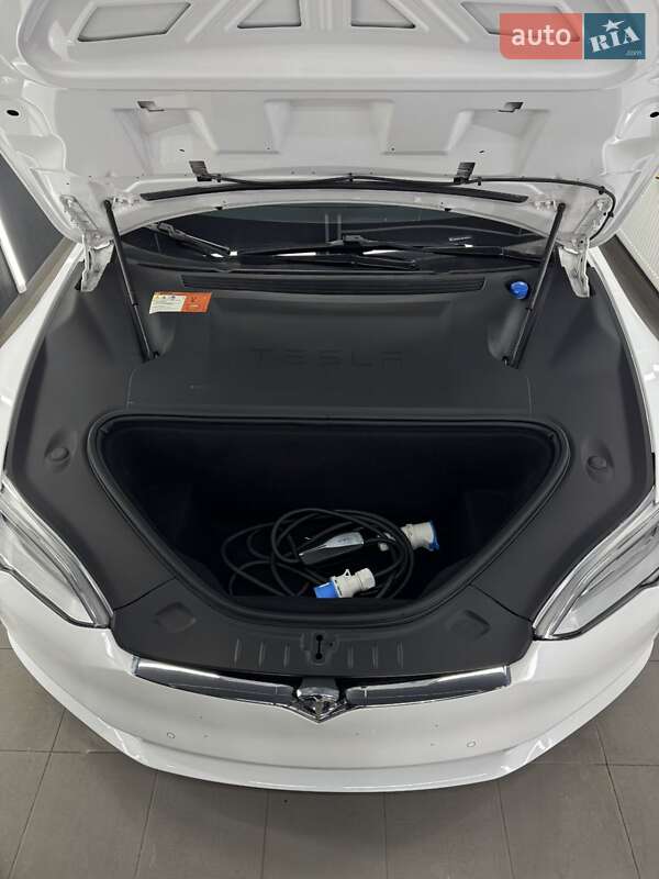 Лифтбек Tesla Model S 2017 в Коломые