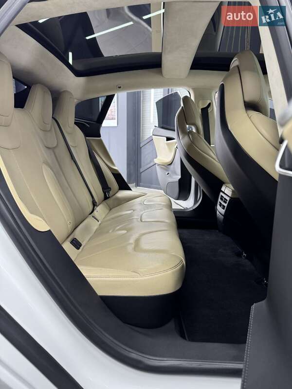 Лифтбек Tesla Model S 2017 в Коломые