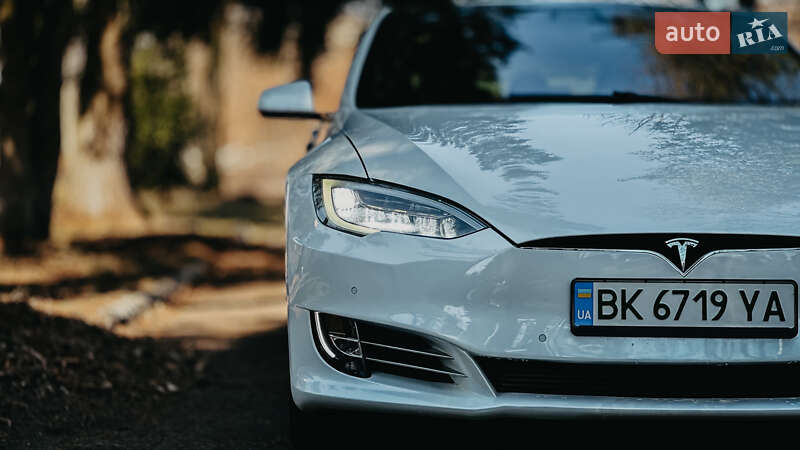 Ліфтбек Tesla Model S 2017 в Дубні
