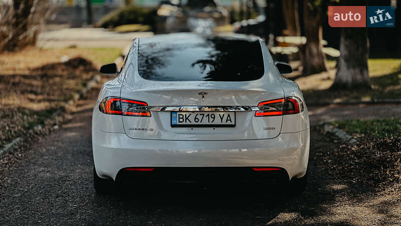 Ліфтбек Tesla Model S 2017 в Дубні