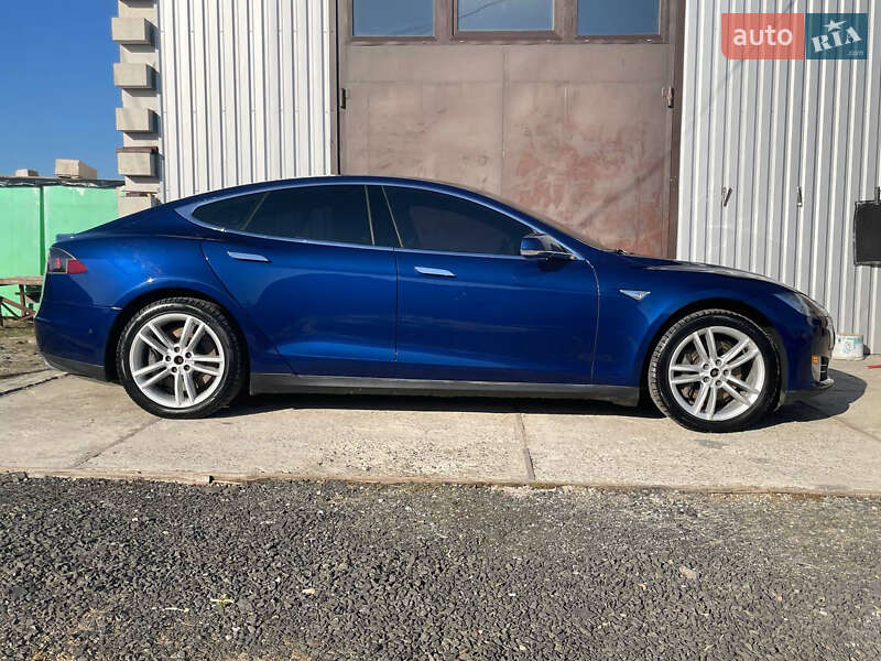 Лифтбек Tesla Model S 2015 в Ровно