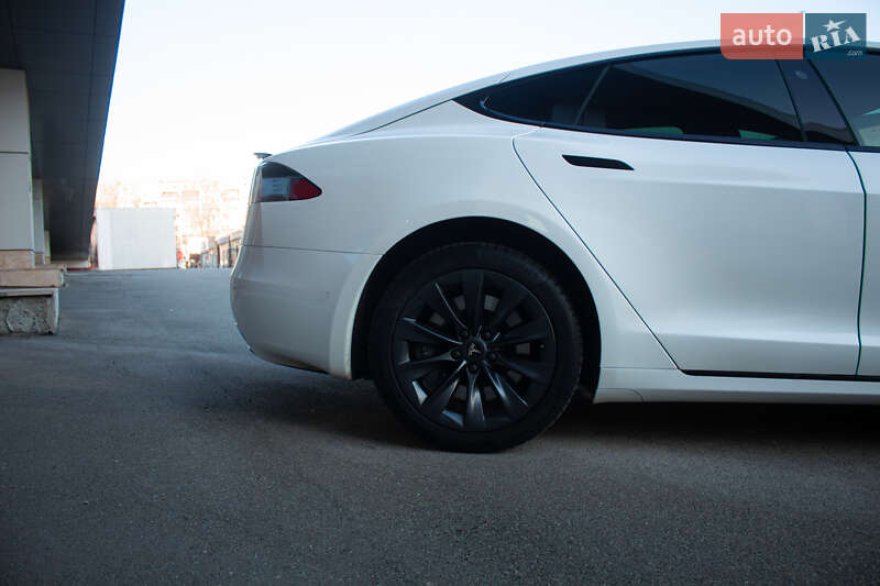 Лифтбек Tesla Model S 2017 в Киеве