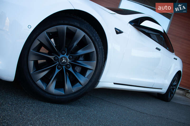 Лифтбек Tesla Model S 2017 в Киеве