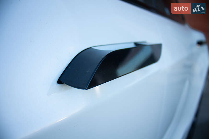 Лифтбек Tesla Model S 2017 в Киеве