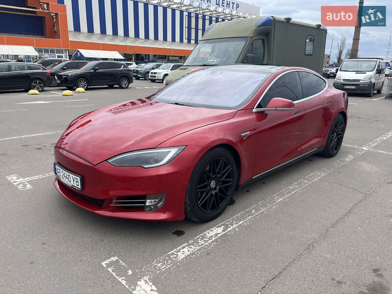 Ліфтбек Tesla Model S 2015 в Кривому Розі