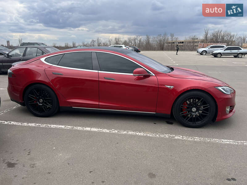 Ліфтбек Tesla Model S 2015 в Кривому Розі